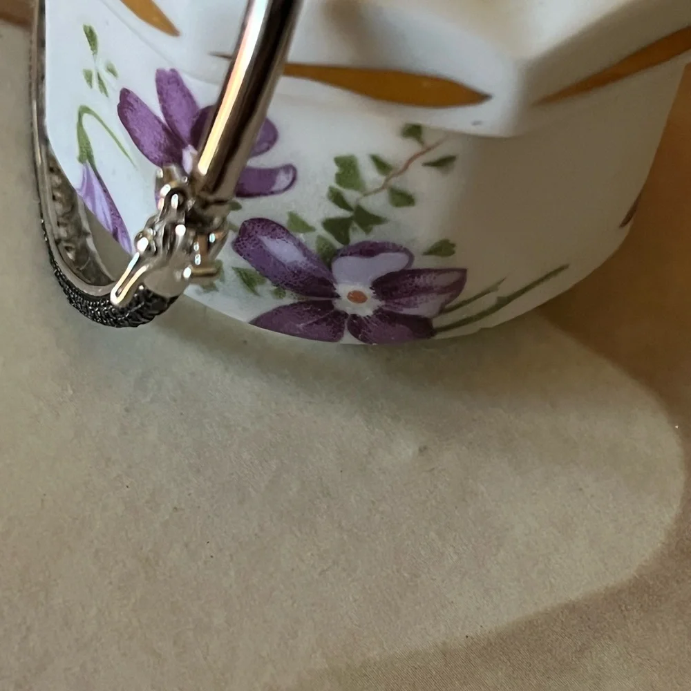 Elegant Black and Silver Bangle Bracelet
Victorian Townsend, Sterling Silver. - Picture 5 of 6